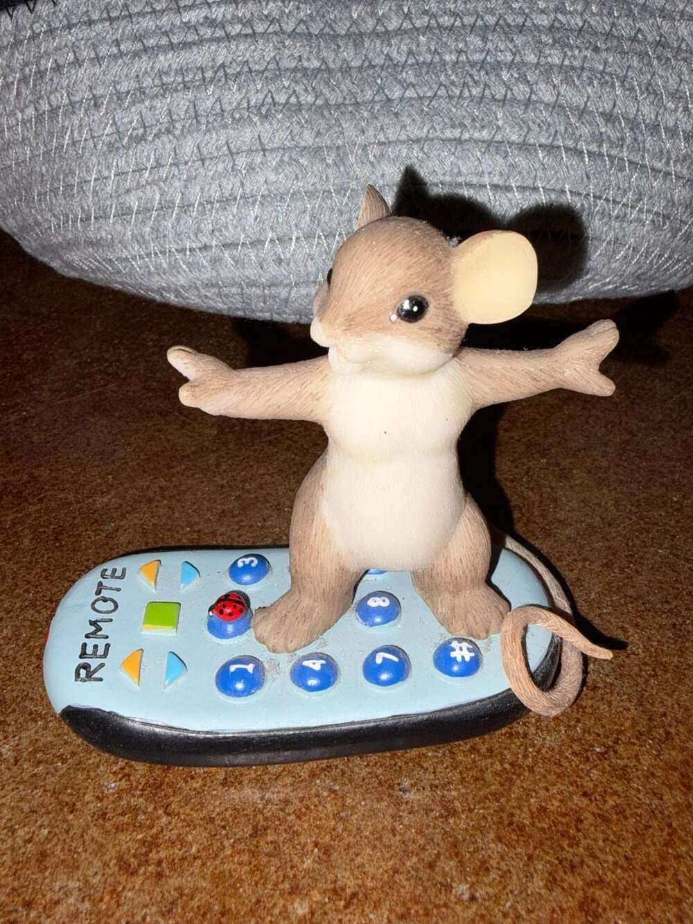 Charming Tails Channel Surfing Figurine 4020531